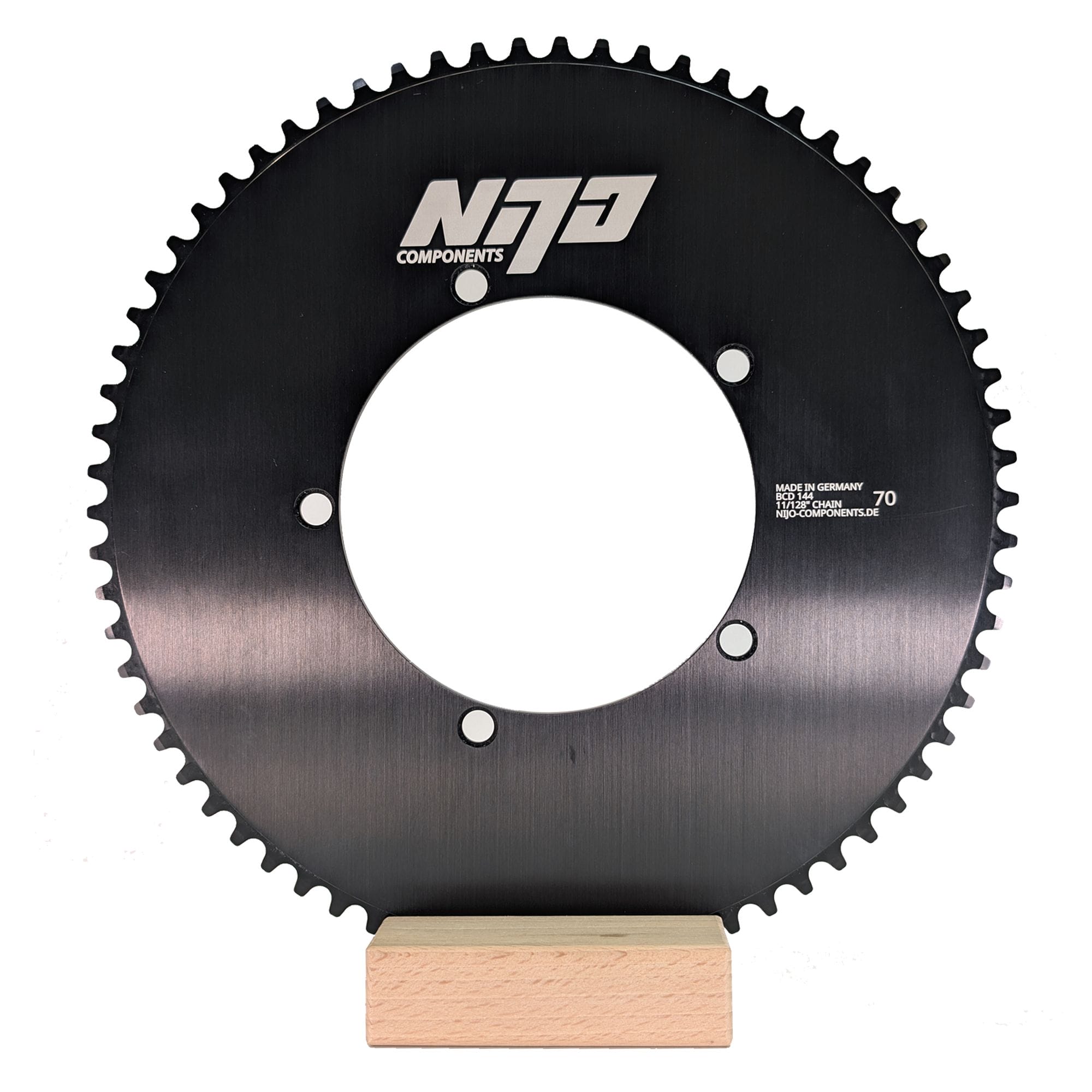 NIJO Components Chainrings sind ultraleicht, aus 7075 T6 Aluminium hochpräzise gefertigt und vollasymmetrisch aufgebaut, sodass in den maximalen Belastungswinkeln die Topologie zur absoluten Steifigkeit führt. In den Totpunkten des geringsten Krafteinsatzes sind die Kettenblätter Topologie-optimiert ausgespart und schlagen dadurch im Gesamtgewicht die Konkurrenz. 