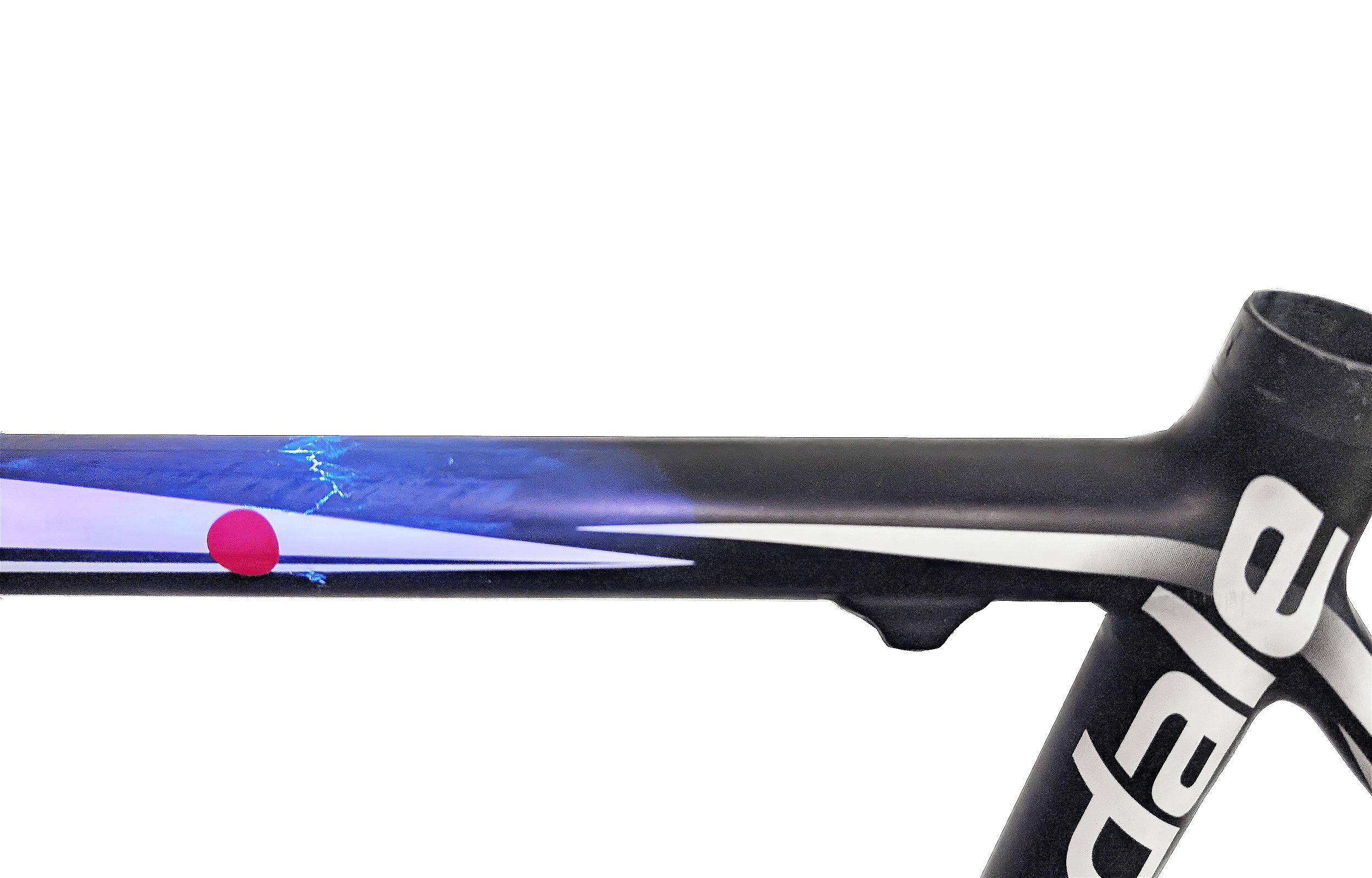 Rissprüfung bei Haarrissen mittels UV-Eindringverfahren und Aktivierung durch UV Lampen